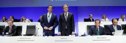 El presidente de CaixaBank, Jordi Gual (d), acompa&ntilde;ado por el consejero delegado, Gonzalo Cort&aacute;zar.