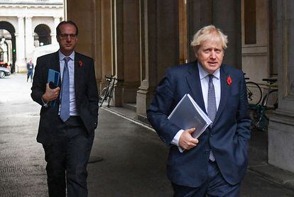Boris Johnson, in November 2020, followed by his private secretary, Martin Reynolds, author of the email inviting 100 people to a party in Downing Street.