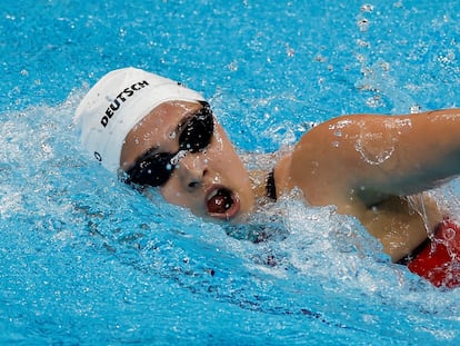 La argentina Delfina Pignatiello compite en la prueba de 1500 metros estilo libre femeninos de natación durante los Juegos Olímpicos 2020.