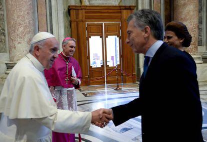 El papa Francisco y Mauricio Macri se estrechan la mano antes de la canonización del cura Brochero.