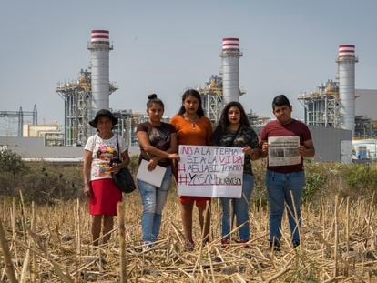 Miembros del movimiento Huexca en Resistencia muestran una pancarta contra la central termoeléctrica construida en la comunidad, en septiembre de 2020.