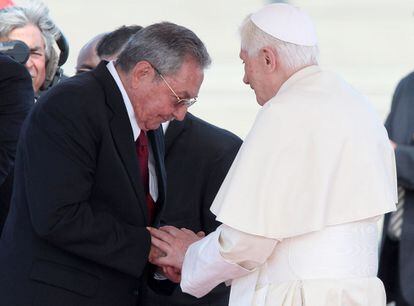 Castro saluda a Benedicto XVI en el aeropuerto de Santiago de Cuba.