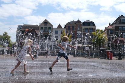 Niños en una fuente en la plaza de Beestenmarkt en Leiden (Países Bajos), en agosto de 2020.