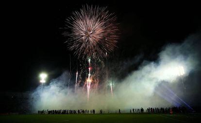 Fuegos artificiales en un partido de fútbol.