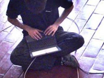 Un internauta maneja su ordenador portátil