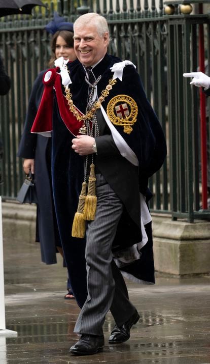 El príncipe Andrés, ataviado con la túnica y las insignias de la Orden de la Jarretera, a su salida de la ceremonia de coronación.