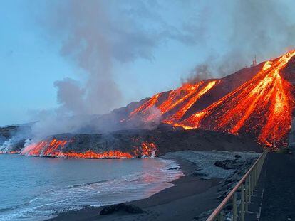La lava del volcán de Cumbre Vieja alcanza nuevamente el Atlántico en el entorno de la playa de Los Guirres, en La Palma.