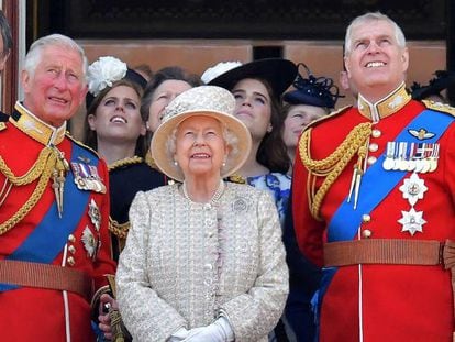 El príncipe Carlos de Inglaterra, la reina Isabel II y el príncipe Andrés observan unas maniobras militares aéreas desde el balcón del Palacio de Buckingham. En vídeo, fragmento de la entrevista del príncipe Andrés a la BBC.