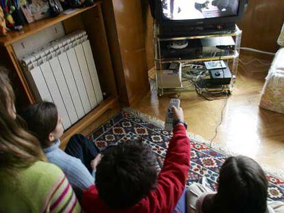Un grupo de niños ve la televisión en su domicilio.