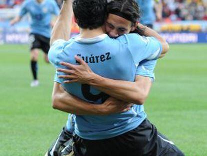 Suárez y Cavani celebran un gol de Uruguay durante el Mundial de Sudáfrica en 2010
