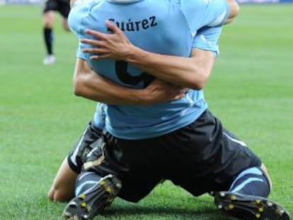 Suárez y Cavani celebran un gol de Uruguay durante el Mundial de Sudáfrica en 2010