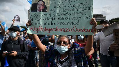 Una manifestante participa en las protestas suscitadas después de la destitución del fiscal Sandoval.