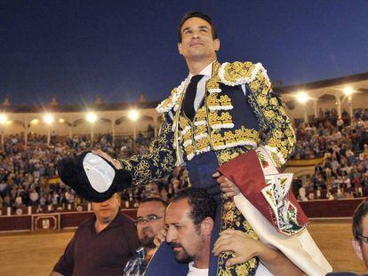 Jos&eacute; Mar&iacute;a Manzanares sale a hombros de la plaza de Albacete.