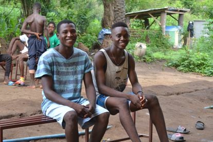Mohammed y Osman, dos jóvenes a los que prometieron un viaje a Mauritania para encontrar un buen trabajo y que fueron rescatados por la policía sierraleonesa.