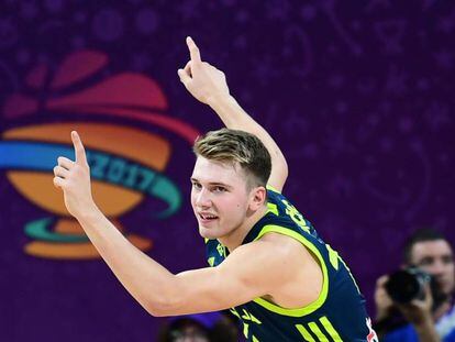 Doncic celebra una canasta