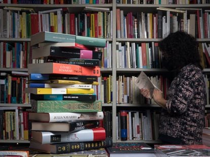 Una pila de libros escritos por mujeres en la libreria Rafael Alberti, de Madrid.