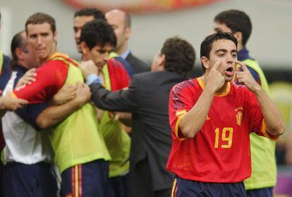 Xavi se señala los ojos mirando hacia dos de los árbitros en un expresivo gesto indicando falta de vista, después de que la selección de España fuera eliminada por la de Corea del Sur en cuartos de final del Mundial de 2002, tras la tanda de penaltis.