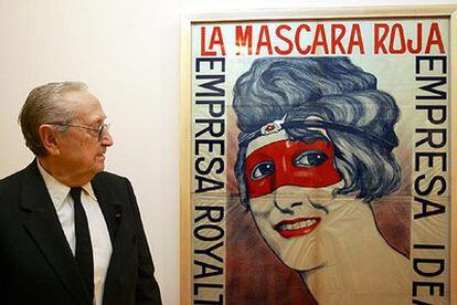 César Fernández Ardavín, dueño de la colección de carteles que se exponen en la Filmoteca Española, posa junto a uno.