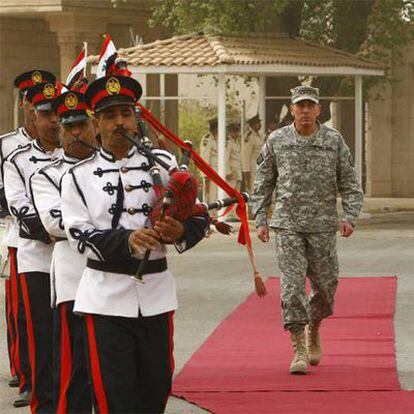 El general David Petraeus pasa revista en Bagdad.