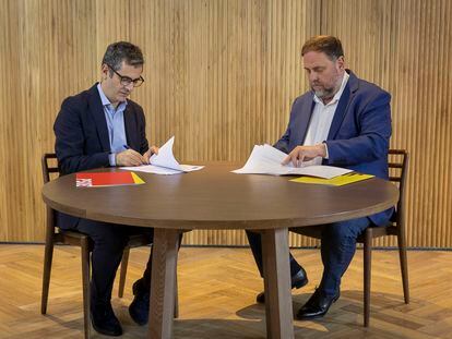 Félix Bolaños y Oriol Junqueras, durante de la firma del acuerdo PSOE-ERC que incluye la ley de amnistía, el día 2 en Barcelona.