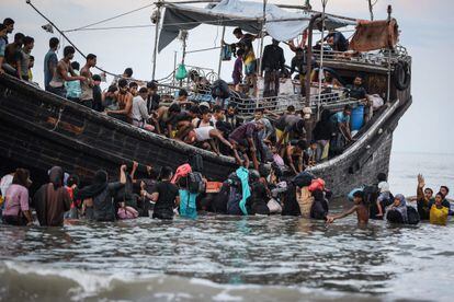 Refugiados de la minoría musulmana rohinyá regresan a un bote en Ulee Madon, provincia de Aceh, Indonesia, después de que la comunidad local decidiera permitirles desembarcar temporalmente para conseguir agua y alimentos, el 16 de noviembre de 2023.