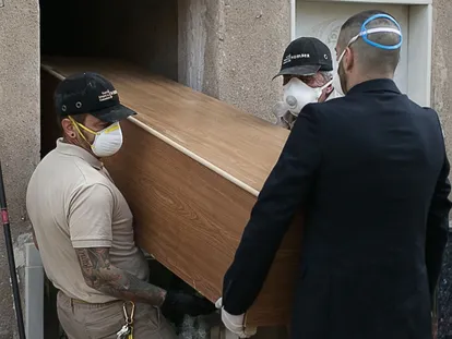Una anciana víctima de la covid es enterrada en Barcelona.