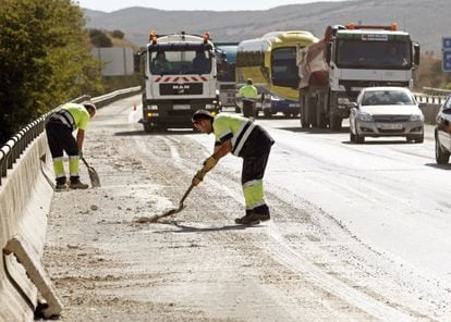 Operarios de la conservación de carreteras actúan en la autopista navarra AP-15 tras un accidente múltiple.