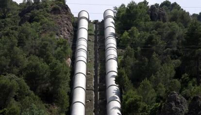 Conducción del trasvase Tajo-Segura, en el pantano de Bolarque (Guadalajara).