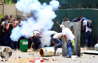 Varias personas se parapetan durante las protestas en la Universidad Agraria de Managua, ayer.