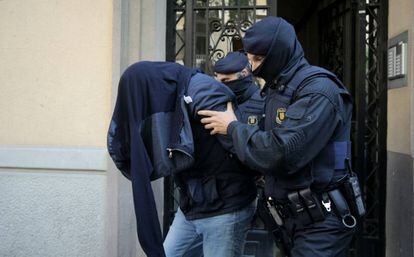La policia custodia un detingut a Barcelona fa dues setmanes.