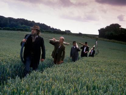 Jethro Tull, con su lider Ian Anderson en primer término, atraviesan un campo en una imagen promocional tomada en 1990. Se podría decir aquello de "caminan hacia el futuro", aunque con esta banda británica nunca se sabe muy bien hacia dónde se dirigen.