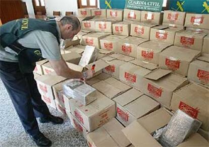 Un agente inspeccionaba ayer parte del alijo de hachís camuflado en cajas de cuscús.