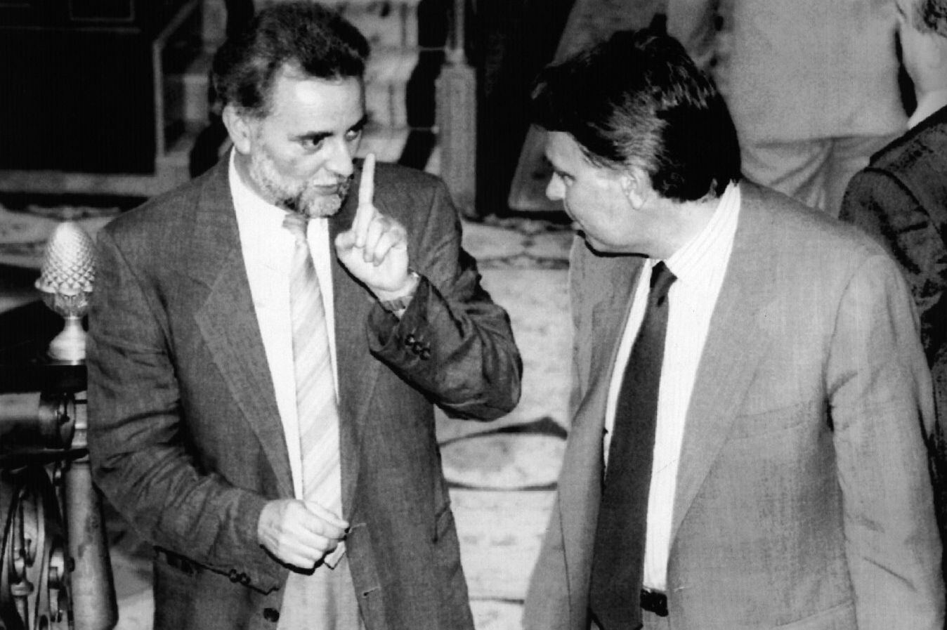 Felipe González y Julio Anguita conversan al término de la sesión de investidura del primero en el Congreso de los Diputados, el 8 de julio de 1993.