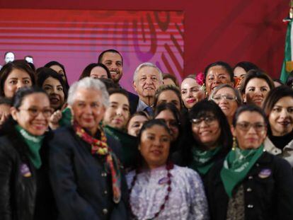 López Obrador rodeado de mujeres tras la firma del acuerdo por la igualdad.