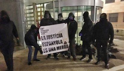 Miembros de los CDR, tras arrojar estiércol en los juzgados de Lleida.
