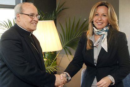 Trinidad Jiménez saluda al cardenal Jaime Ortega, arzobispo de La Habana, ayer en Madrid.