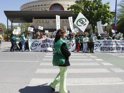 Protesta del sindicato CSIF ante una de las sedes de la Junta.