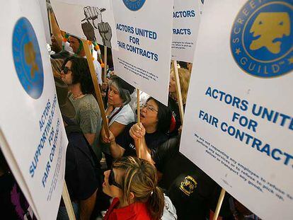 Miembros del sindicato de actores (SAG) se manifiestan en Los Ángeles en apoyo de sus líderes el 9 de junio.