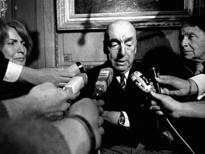 Pablo Neruda responde a periodistas en París, el 21 de octubre de 1971.