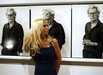 Donatella Versace, delante de un autorretrato de Richard Avedon.