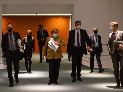 La canciller alemana, Angela Merkel, junto a su portavoz y los jefes de Gobierno de Berlín y Baviera, tras la reunión mantenida desde la cancillería con los líderes regionales para acordar las medidas restrictivas en las próximas semanas.