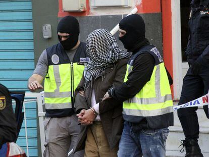 La policia trasllada un dels detinguts avui a Ceuta.