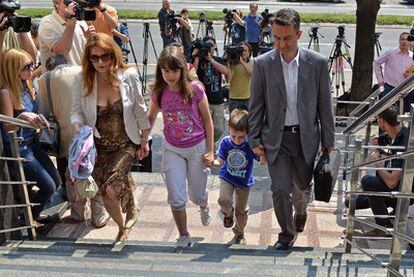 Darko Mladic (derecha), hijo del exgeneral, y su familia acuden al tribunal en Belgrado.