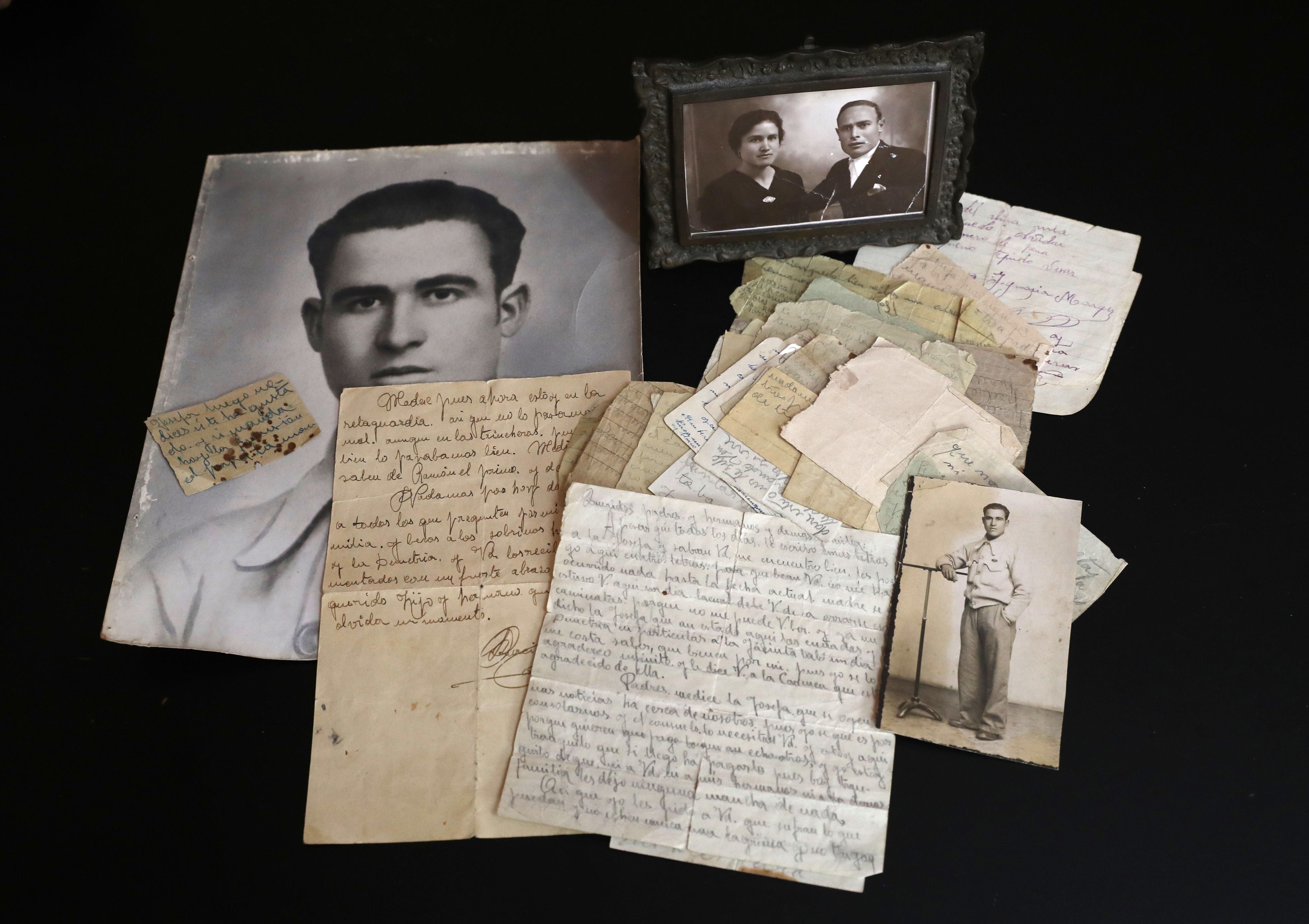 La corespondencia, escrita en pequeñas octavillas y papel de fumar, que Santos Racionero envió a su familia desde la cárcel durante los tres meses que estuvo esperando la ejecución de su condena a muerte. 