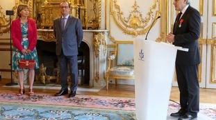 Jean-Marie Colombani, a la derecha, recibi&oacute; ayer en Par&iacute;s la Legi&oacute;n de Honor de manos de Hollande.