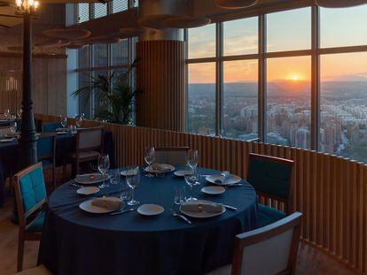 Panorámica del restaurante Élkar y sus impresionantes vistas desde su piso 33.