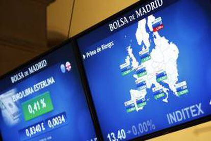 Panel de la Bolsa de Madrid que refleja hoy la evolución de la prima de riesgo de los países europeos. EFE/Archivo