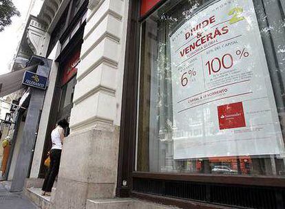 Carteles que publicitan productos financieros en una oficina bancaria de Madrid.
