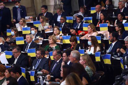 Ofensiva de Rusia en Ucrania: Legisladores de la oposición exhiben banderas de Ucrania en sus bancas durante la apertura del curso parlamentario en Argentina