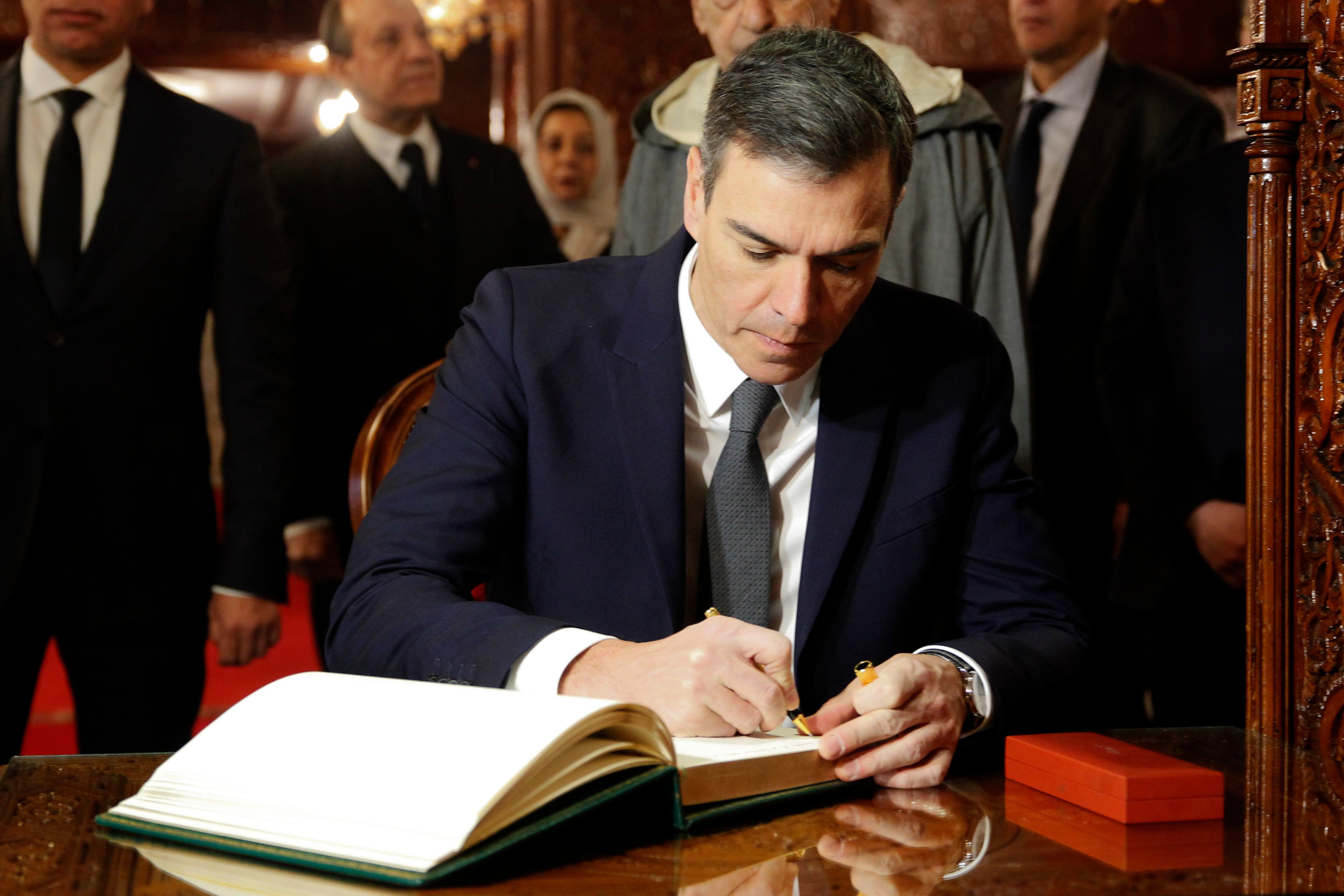El presidente Pedro Sánchez firma el libro de visitas en el Mausoleo Mohamed V en Rabat.